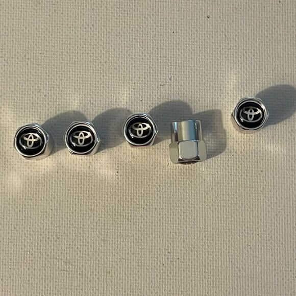 Toyota Logo Valve Stem caps in Silver set of 5 NWT - Picture 3 of 4